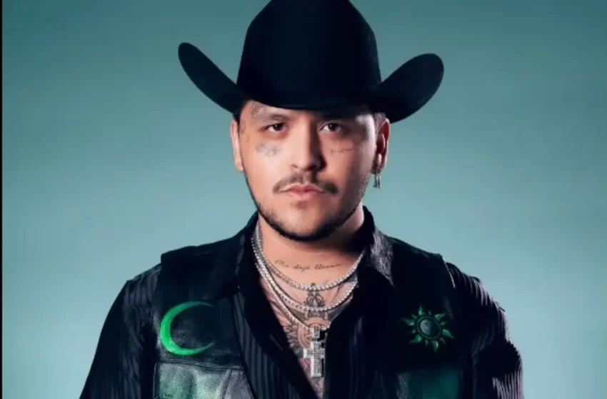  Le tiran hielos a Christian Nodal durante concierto y se enoja: «sácalos a la chin…»