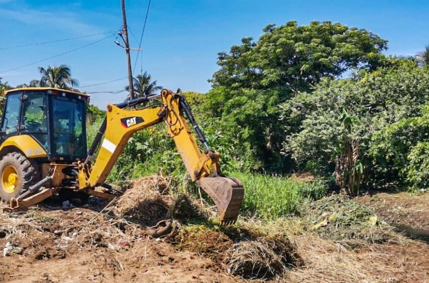  Exhortan a ciudadanía a evitar tirar desechos en canales a cielo abierto