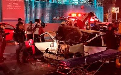  Mueren jóvenes en choque; su auto se partió en dos por el exceso de velocidad