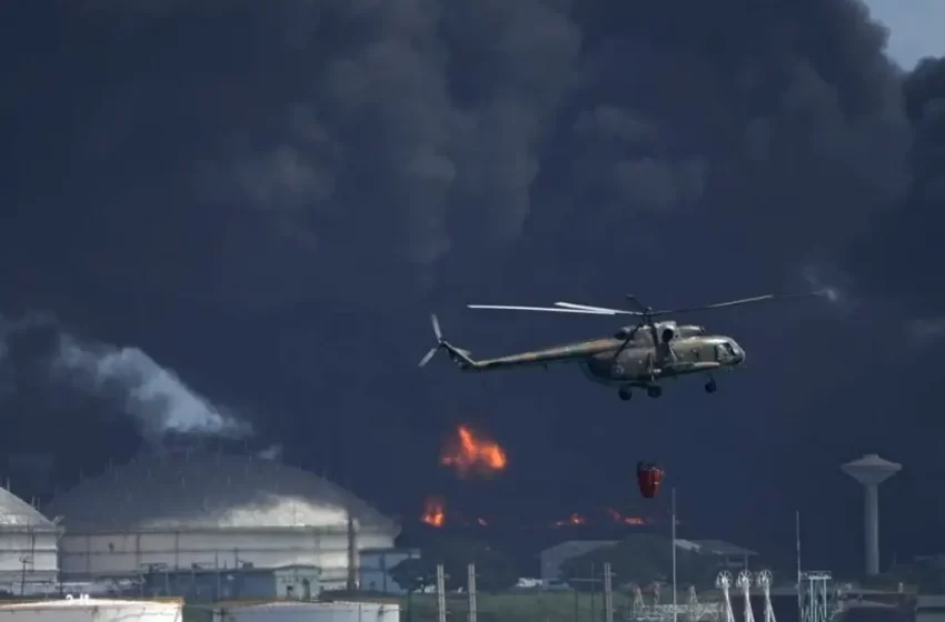  Sigue sin control incendio de tanques de crudo en Cuba; llega ayuda de México