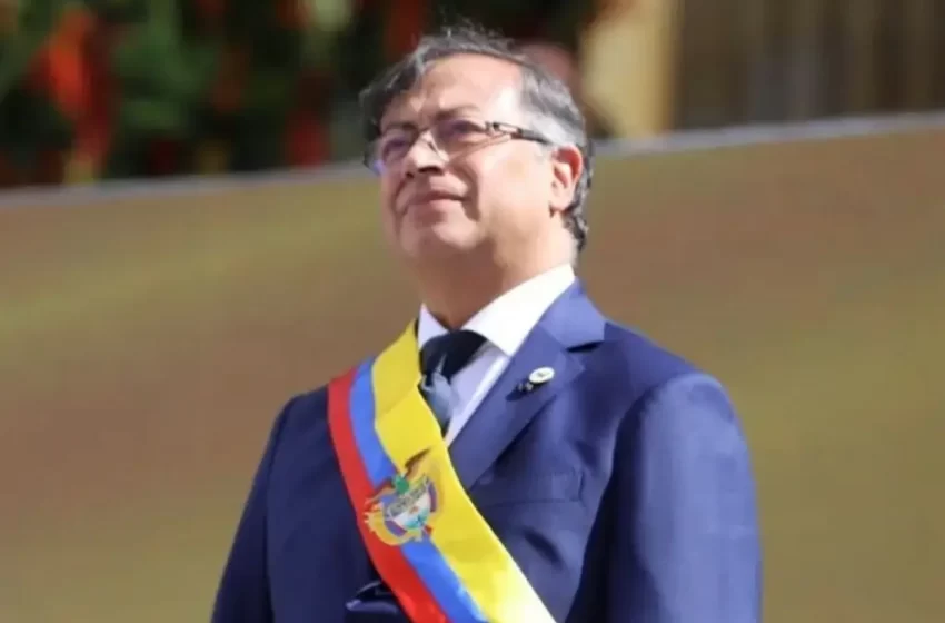 Gustavo Petro toma posesión como primer presidente de izquierda en Colombia
