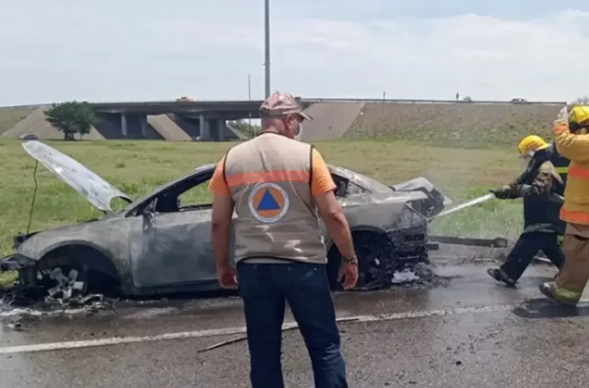 Auto se incendia con conductor y sus dos mascotas a bordo