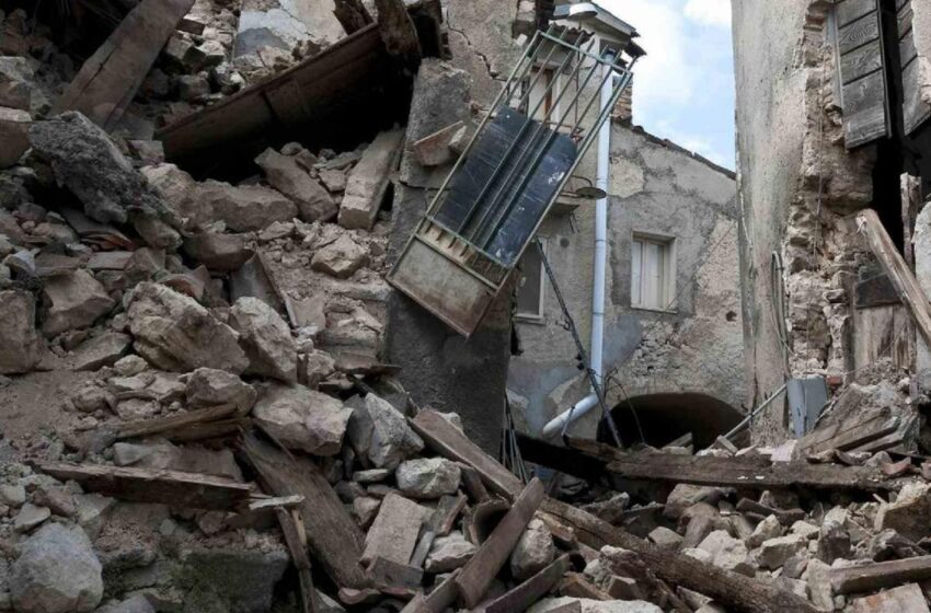  Suman 65 muertos tras sismo en China