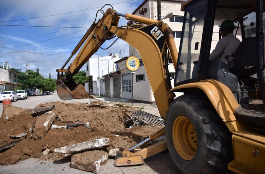  Gobierno de Coatzacoalcos atiende 4 zonas importantes de drenaje sanitario y pavimentación