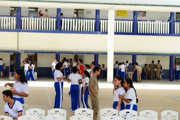  Jóvenes dejan sus estudios por irse a trabajar al extranjero