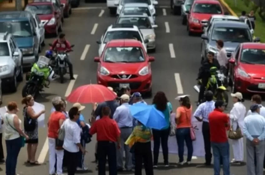  Maestros al sur de Veracruz amenazan con paro por falta de pago de aumento salarial: SDTEV