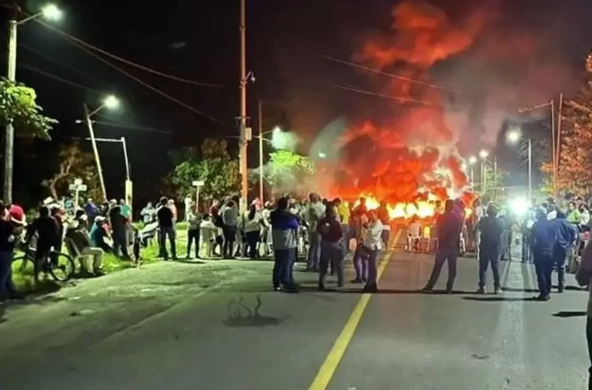  Circulación normal en carretera federal tramo Sayula de Alemán, tras bloqueo
