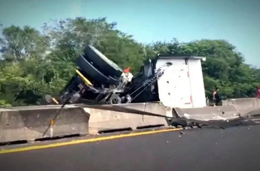  Vuelca tráiler cerca de la caseta de La Antigua