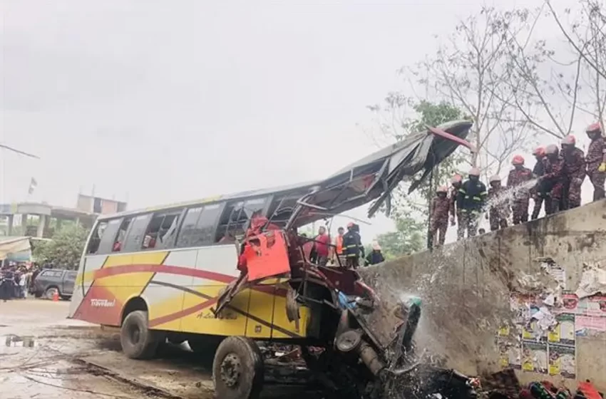  Trágico accidente automovilístico en carretera deja al menos 19 muertos