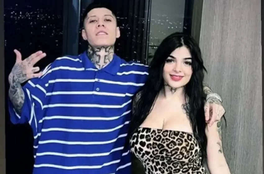  Karely Ruiz se besa con Santa Fe Klan y la comparan con Panini