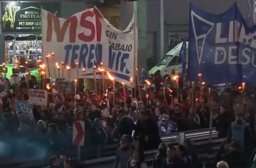  Miles marchan con antorchas contra pobreza en Argentina