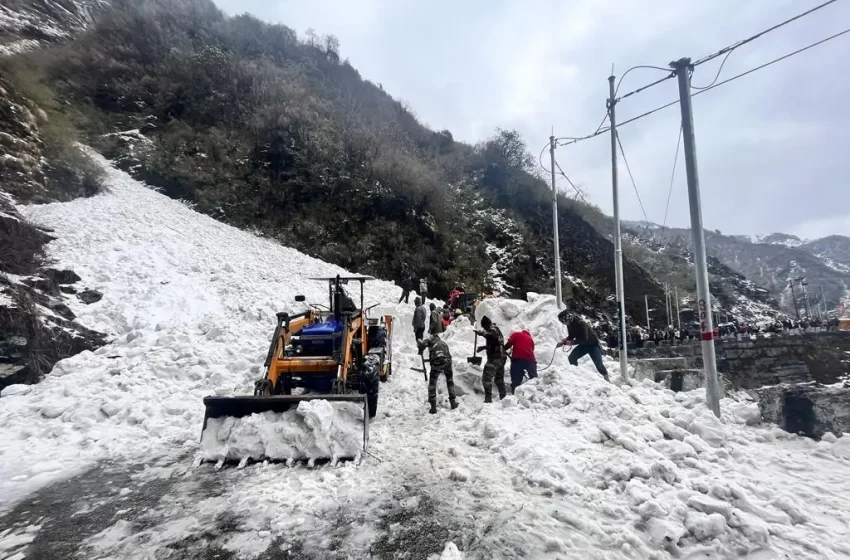  Siguen labores de rescate por avalancha que dejó 7 muertos en India