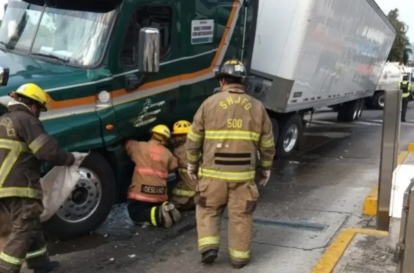  Tráiler se queda sin frenos en caseta de peaje de autopista de Veracruz