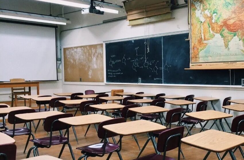  Estudiante acuchilla a su maestra y amenaza a compañeros con arma de juguete