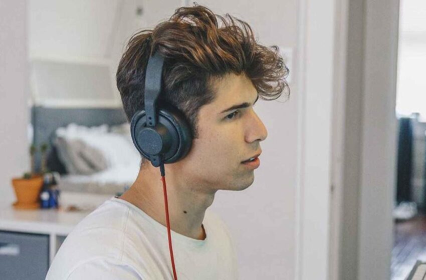  Jóvenes presentan problemas auditivos por el uso excesivo de auriculares