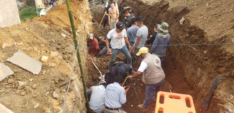  Rescatan a hombre que quedó ‘bajo tierra’ mientras trabajaba en colonia de Veracruz