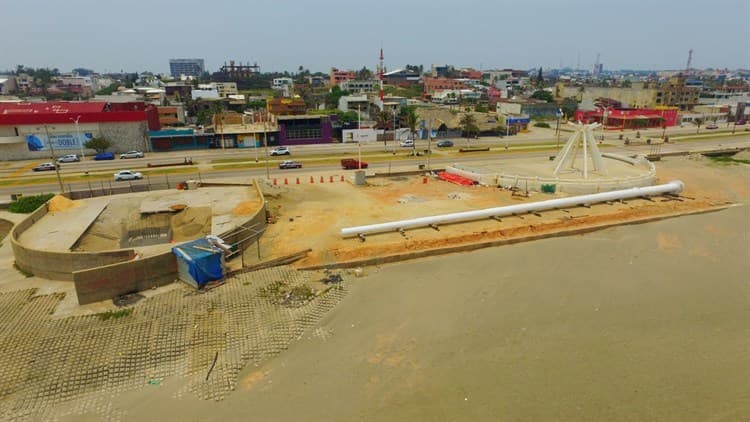  Abandonan trabajos de rehabilitación y mantenimiento del asta bandera en el malecón de Coatzacoalcos