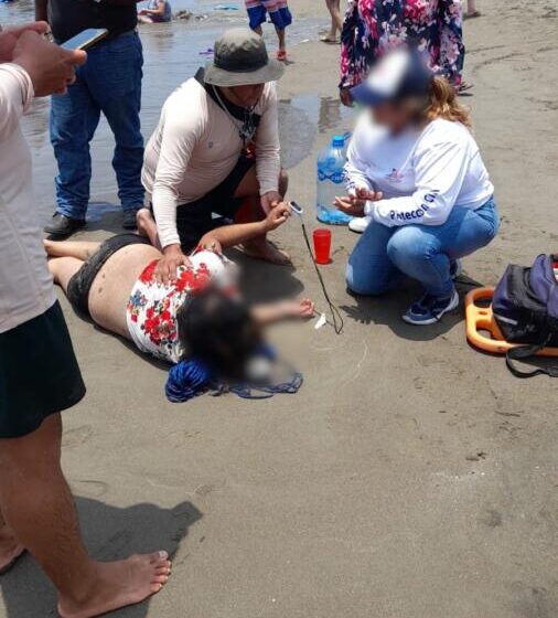  Rescatan a 3 menores que fueron arrastrados en playa de Veracruz