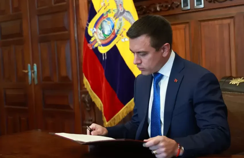  Gobierno de Ecuador expulsa de su país al personal diplomático de Cuba, incluido el embajador